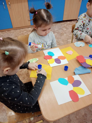 Аппликация "Цветик-семицветик" Аппликация "Цветик-семицветик".