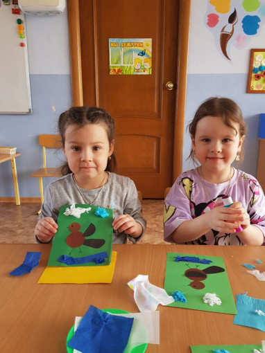 Аппликация в средней группе Аппликация в средней группе.
